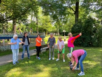 Trainerin und Teilnehmer "Fit durch den Sommer" im Stadtpark