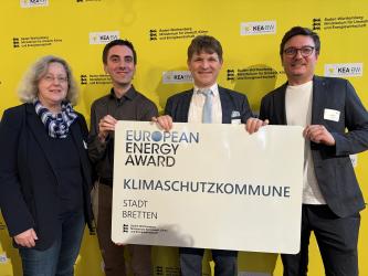 Vertreter der Stadtverwaltung Bretten mit dem European Energy Award in den Händen