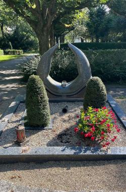 Beschädigtes Ehrengrab auf dem Friedhof