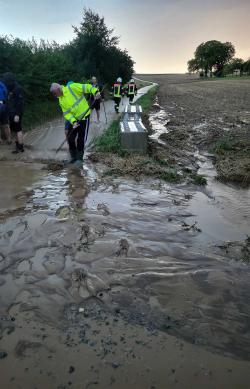 Bürger und Einsatzkräfte beseitigen Schlamm