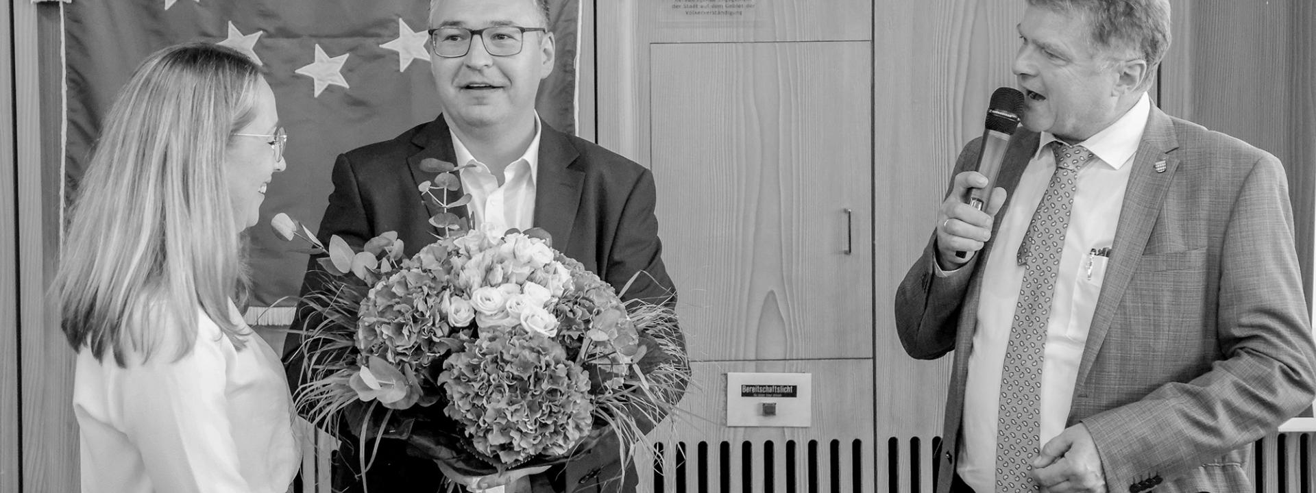 Neu gewählter Oberbürgermeister Nico Morast mit Frau und bisheriger Oberbürgermeister Martin Wolff