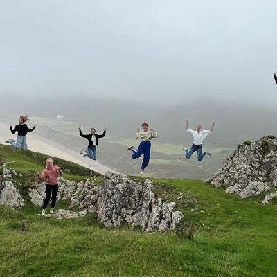 Jugendliche springen beim Rhossilli Beach in die Luft